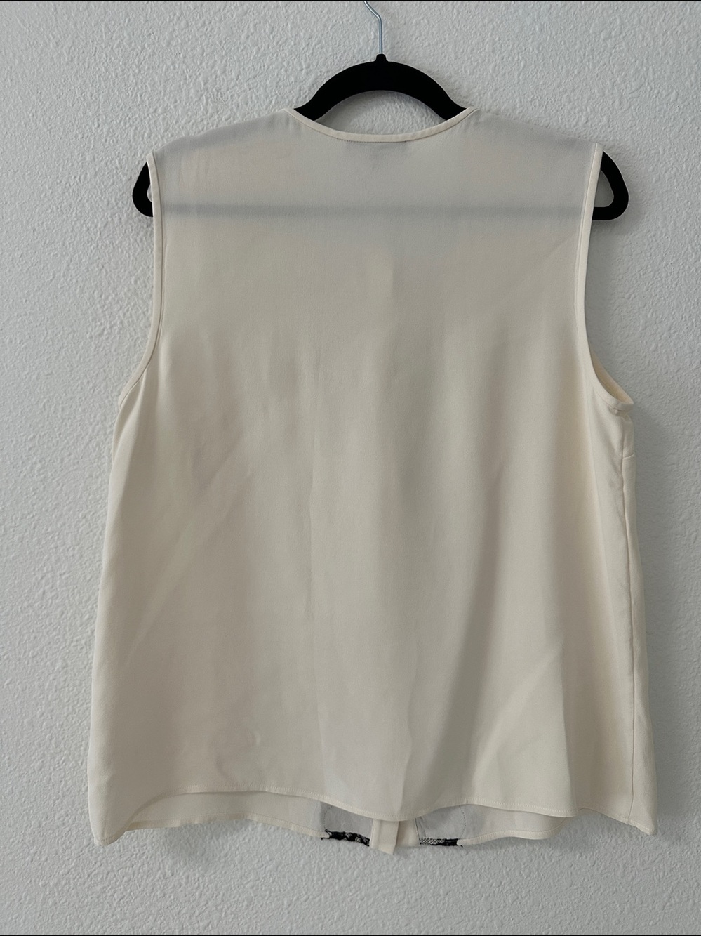 St. John Cream Silk Sleeveless Blouse with Black Lace Center - Picture 4 of 6